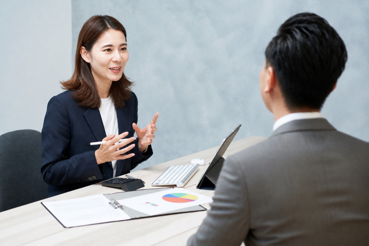 WISELOOP 顧問與企業主管進行需求訪談，桌上放著分析報表與平板